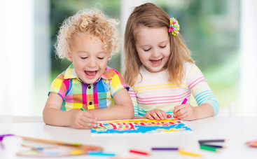 Ваш малыш левша или правша: 6 способов определить это в раннем детстве