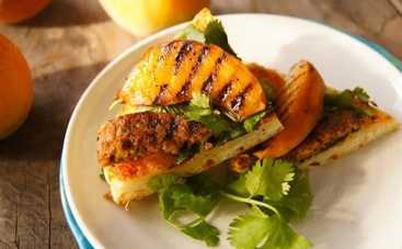 Десерт-сюрприз: сладкая пицца с персиками и шоколадом