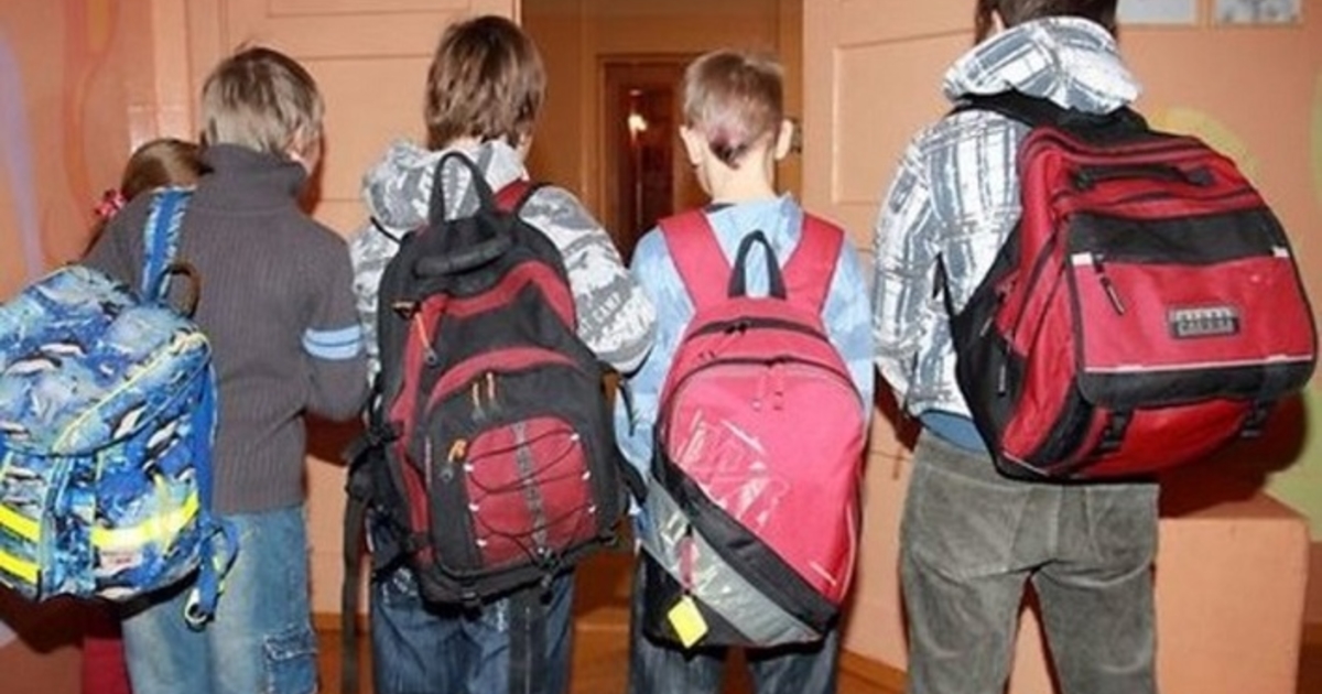 Портфель с учебниками. Школьник с рюкзаком. Рюкзаки для первоклашек. Огромный портфель. Портфель школьный.