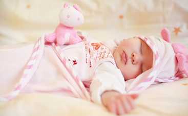 Как приучить малыша спать в кроватке