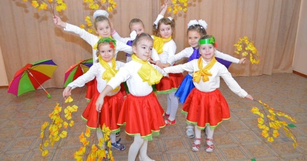 Танец листопад детский. Вержакова осенние утренники. Танец осени в детском саду. Костюмы для девочек младшая группа танец листочки. Праздник осени в саду младшая группа.