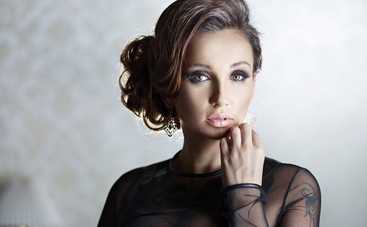 Сын Анфисы Чеховой покоряет качели (фото)