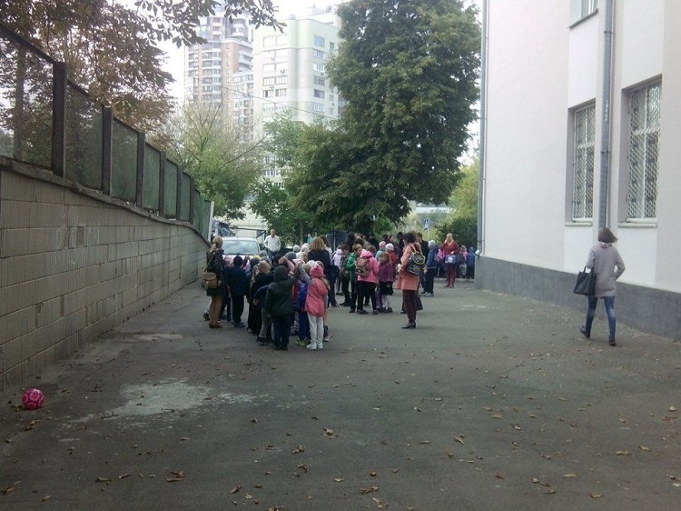 v-kieve-iz-goryashchey-shkoly-evakuirovali-okolo-600-detey2