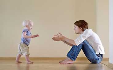 Как помочь малышу сделать первый шаг