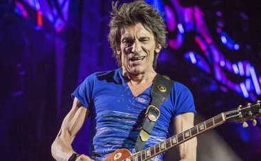 Гитарист Rolling Stones похвастался 4-месячными близнецами (фото)