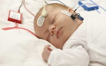 Глухая с рождения малышка впервые услышала мамин голос (видео)