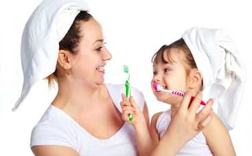 Учим малыша правильно чистить зубки