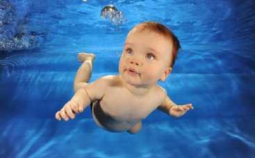 Во сколько месяцев ребенку можно плавать в бассейне?