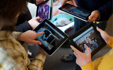 Психологи поняли, почему подростки так дорожат своими гаджетами