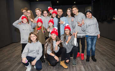 MONATIK спел с подопечными из шоу «Голос. Діти-3» на большой сцене (фото)