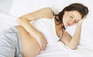 Врачи объяснили, почему беременных все время клонит в сон