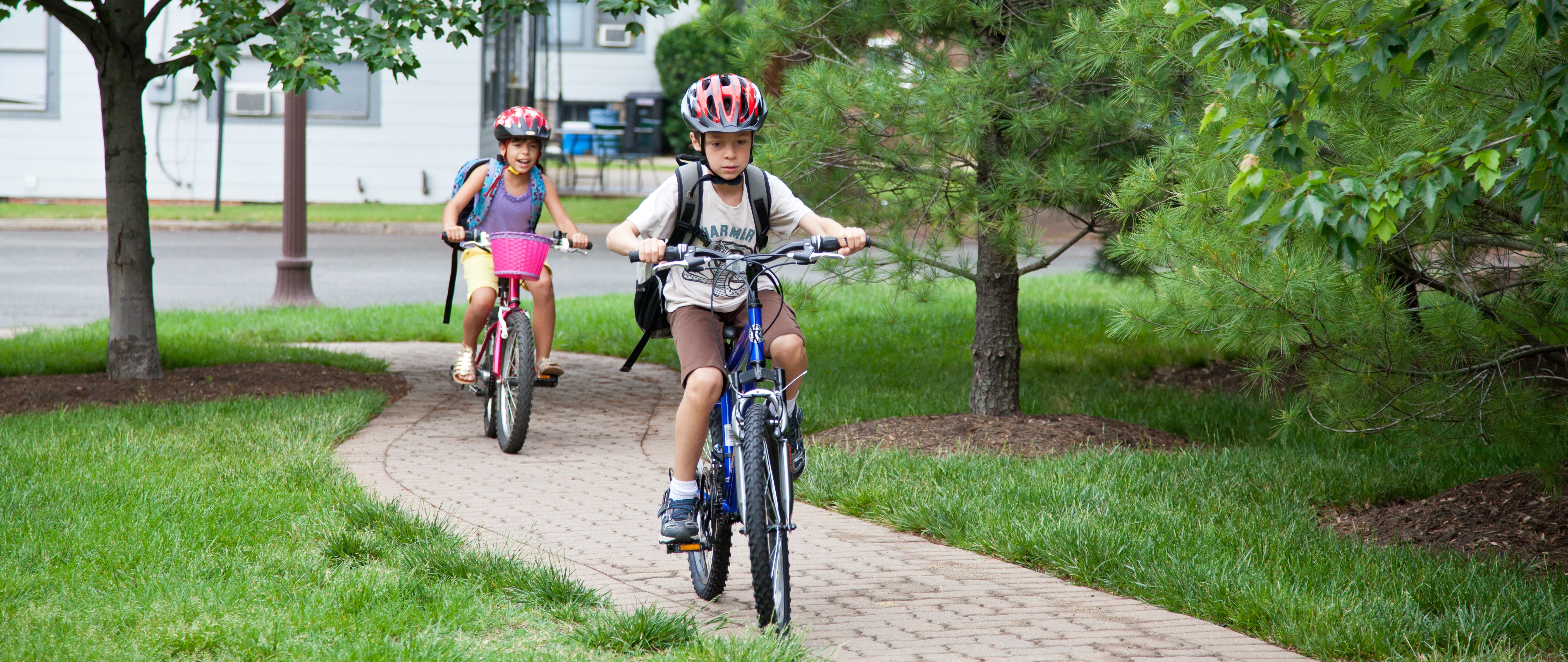 Можно ли по тротуару ездить на велосипеде. Дети катаются на велосипеде. Ребенок на велосипеде на дороге. Юный велосипедист. Дети на велосипеде в городе.
