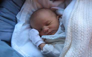 Кривошея у новорожденных: почему и что делать