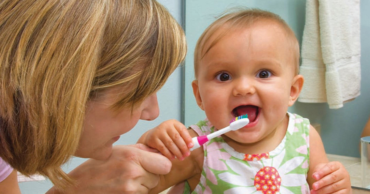 Обработка полости рта ребенку. Чистим зубы!. Гигиена полости рта для детей. Гигиена полости рта для детей дошкольного возраста. Чистка зубов для детей.