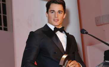 Самый красивый учитель в мире подрабатывает моделью