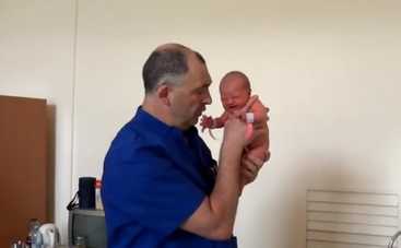 Безжалостный врач-ортопед вызвал шквал ненависти и восторгов (видео)