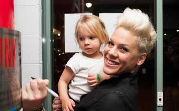 Певица Pink родила сына и стала дважды мамой