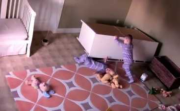 Двухлетний малыш спас братика, придавленного комодом (видео)
