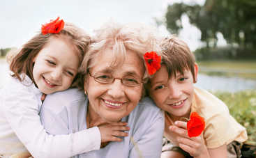 Бабушки разных стран: как они воспитывают внуков?