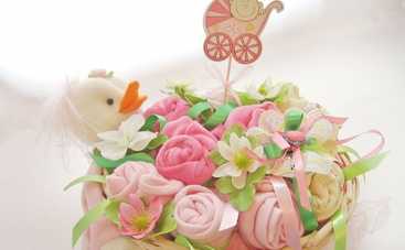 Выписка из роддома: букет из обновок для малыша (видео)