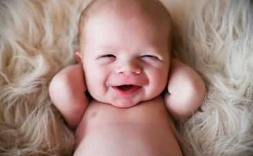 Смешное видео мамы, уползающей из детской, увидели миллионы