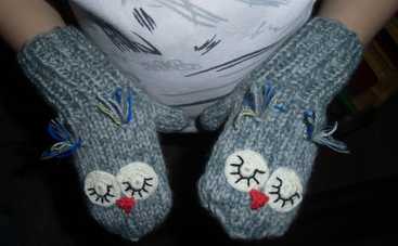 Конкурсная работа: вязаные спицами варежки «Спящие совята» (фото)