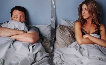 Почему спать в разных постелях полезно: 5 веских причин