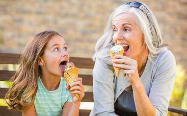 В этой стране бабушкам решили платить за воспитание внуков