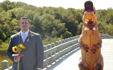 Невеста в костюме динозавра разыграла своего жениха (ВИДЕО)