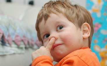 Почему дети едят козявки: мнение специалистов