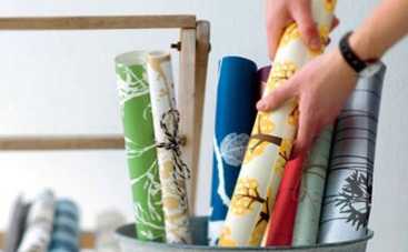 8 идей, как использовать остатки обоев для украшения интерьера