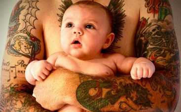 Брутальная нежность: 10 трогательных пап с татуировками и с детьми