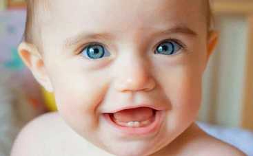 Первые зубки: когда и как начинать за ними ухаживать