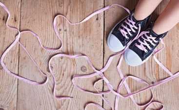 Непослушные червячки: 4 способа научить кроху завязывать шнурки