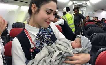 «Воздушная девочка»: мама родила дочку на высоте 13 тысяч метров