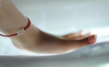 Красная нить на запястье: как правильно завязать, чтобы приносила удачу