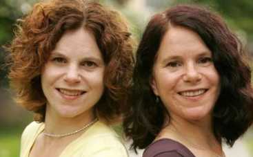 Жестокий эксперимент: разлученные в детстве близнецы встретились через 35 лет