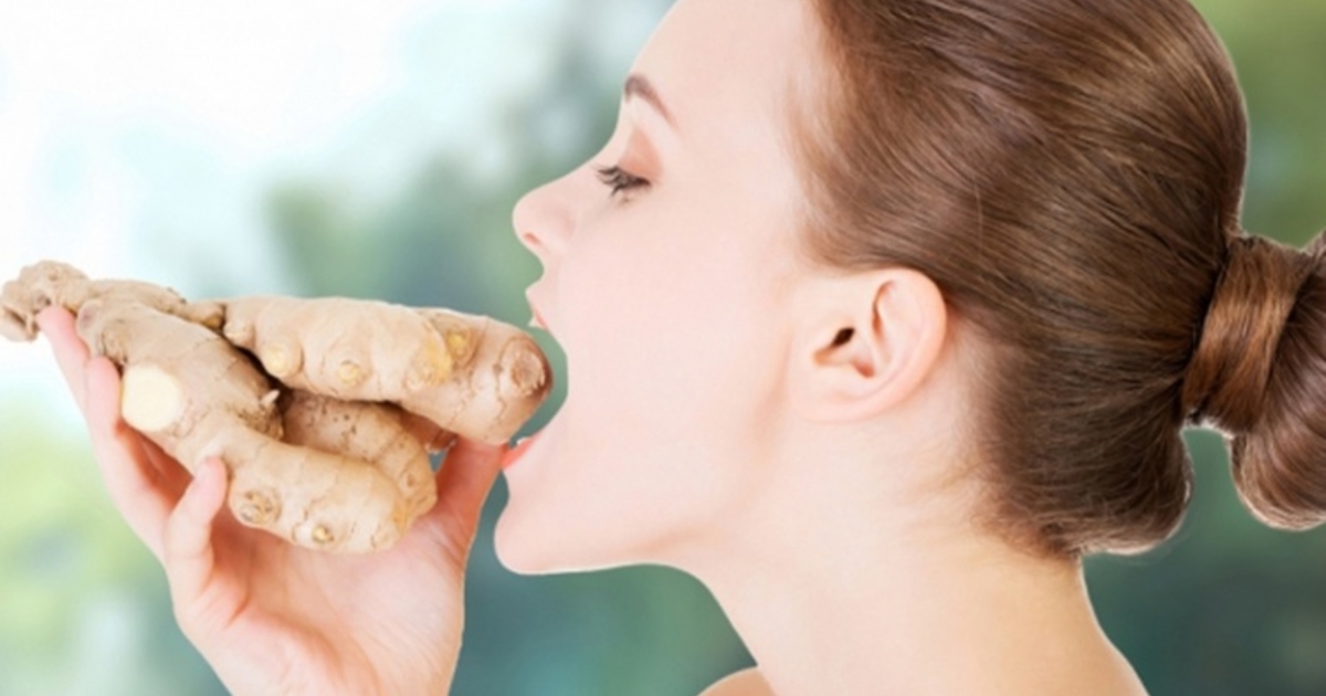 имбирная маска для волос. девушка ест имбирь. имбирь девушка. женщина держит имбирь. девушка с имбирем.