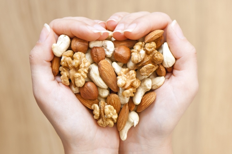 Как правильно кушать орехи: 5 опасностей, которые надо знать всем родителям