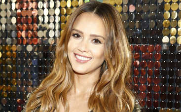 Беременная Джессика Альба трогательно поздравила маму с днем рождения