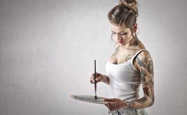 12 забавных тату, которые носят знаменитости