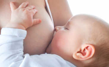 Как правильно прикладывать к груди новорожденного: успешное вскармливание