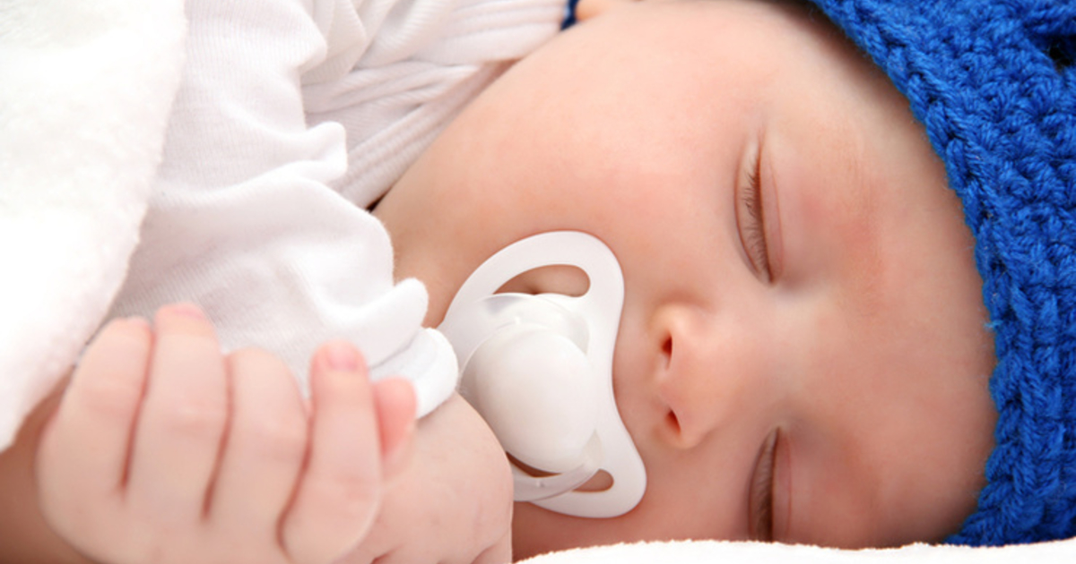 можно ли спать с пустышкой