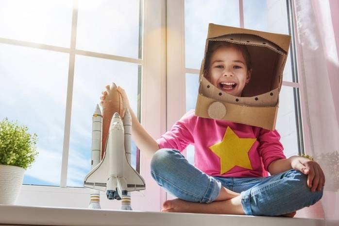 Краски, картон и дырокол: строим ракету из подручных материалов вместе с ребенком