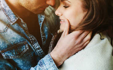 5 психологических трюков, чтобы влюбить в себя мужчину за 10 минут