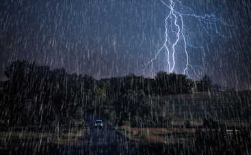 В машине в грозу: 4 правила, которые помогут сохранить жизнь