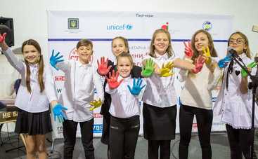 Известные телеведущие 1+1 присоединились к акции Стоп школьный террор