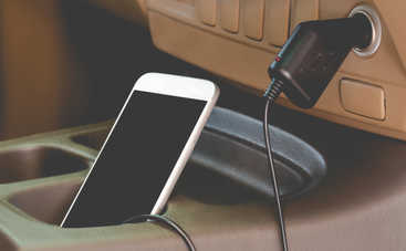 Зарядка от прикуривателя в машине: 3 опасности, которых легче избежать