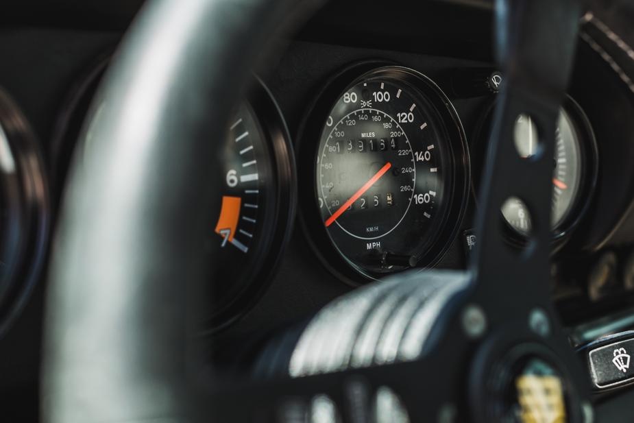 vintage-car-speedometer_925x