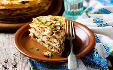 Что приготовить на Троицу: традиционный блинный пирог с мясом и грибами